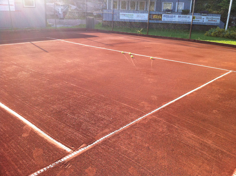 Hunnebo tennisbana i morgonljus